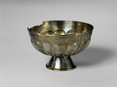 Copa lobulada a pie, de finales del siglo XIII - XIV, en plata batida, grabada y dorada. La colección David, Copenhague, Dinamarca