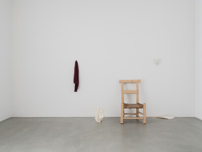 Cathy Wilkes, exhibition view. Courtesy of Xavier Hufkens