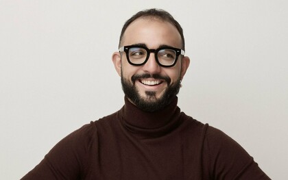 Raphael Montes em foto frontal tirada para uma revista famosa