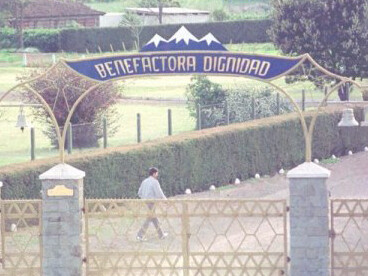Una de las entradas del establecimiento de Colonia Dignidad