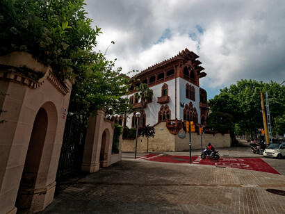 Avenida del Tibidabo. Modernisme catalan, Casa Roviralta 1903-1913 de Joan Rubió i Bellver. Por la avenida Tibidabo se implantará en octubre de 1901 un tranvía que acercará a los barceloneses hasta el final de esta amplia vía, situada en la plaza actualmente llamada Salvador Andreu, Barcelona, España