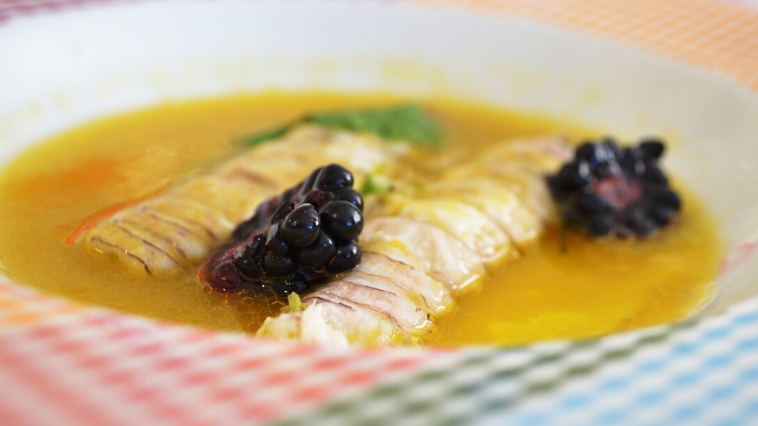 Soup of mantis shrimp, yellow tomatoes, blackberries and leaves of mustard, by Michele Biagiola