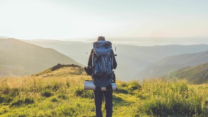El viaje como mochilera se convierte en el escenario de un duelo inevitable donde la propia mochila se transforma en un doloroso recordatorio