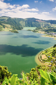 Un panorama della Lagoa do Fogo, uno dei tanti laghi dell’isola di São Mguel formati dentro gli antichissimi vulcani che ancora oggi provocano affascinanti fenomeni di acque calde e fumarole. Foto di Enzo Valenti