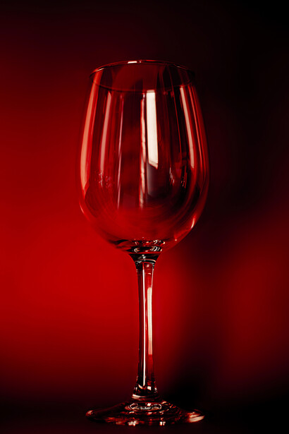 Copa de vino: se sentaba en la misma mesa. Tomaba una copa de vino tinto y escuchaba boleros