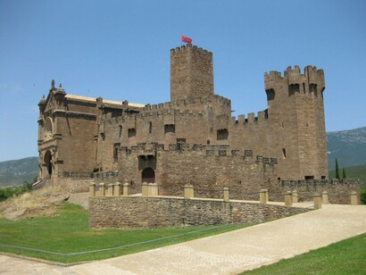 Ruínas de castelo medieval. O mundo do final medieval passava por mudanças bruscas, o poder da igreja ruía, as monarquias europeias concentravam o governo em suas mãos. Os mongóis ameaçaram a sociedade cristã, mas foram embora antes de destruí-la, entretanto, transmitiram a peste negra que matou um terço do continente. Os muçulmanos conquistaram a metade oriental da Europa com o exército mais poderoso da época e traziam temor para o resto da cristandade