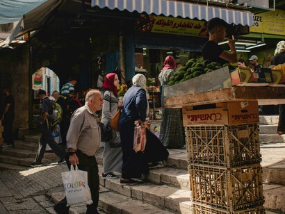 La lingua araba è una delle lingue semitiche più antiche e prestigiose al mondo, nota per la sua struttura basata su radici consonantiche e per la ricchezza del lessico
