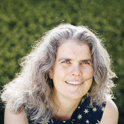 Andrea Mia Ghez, astrónoma estadounidense; cuarta mujer que gana el premio Nobel de Física, en más de 200 galardones