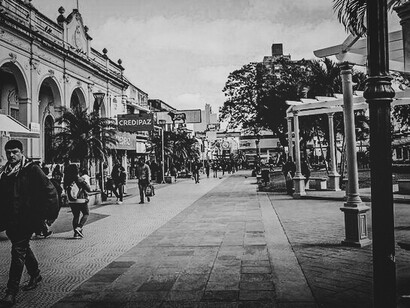 Quieto y cerrado a los ojos del mundo, de Corrientes, yo empecé a levantarme y correr para alcanzarme. Ciudad de Corrientes, Argentina