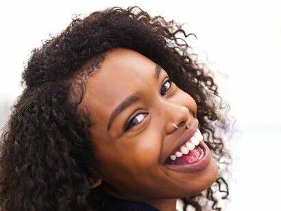 Sonrisas frente a la discriminación a causa del color de la piel