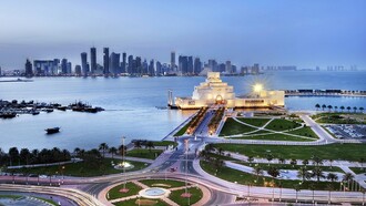 Museo de Arte Islámico de Doha, 2009, con el horizonte de la ciudad al fondo, Qatar