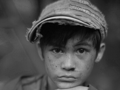 A interseccionalidade da violência contra crianças e adolescentes não é linear. Ela se articula em múltiplos eixos: pobreza, gênero, raça, território, uso de drogas, negligência familiar, falha escolar, omissão estatal. É nesse cruzamento de fatores que se produz a vulnerabilidade extrema