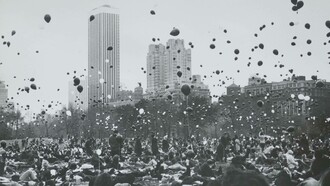 "Lie down and be counted", rappresentazione simbolica dei morti americani in Vietnam dal 20 gennaio 1969, Sheep Meadow, Central Park, New York, 14 novembre 1969
