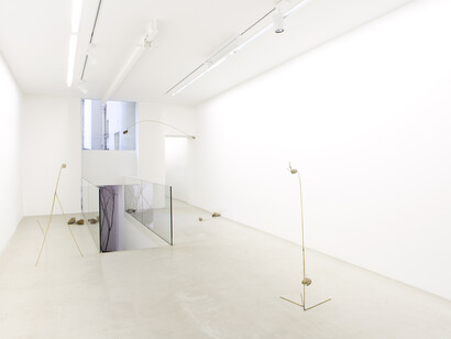 Petrit Halilaj, Si Okarina e Runikut, 2014, Laiton, ocarinas en terre, pierres, Dimensions variables, Vue de l'exposition « Yes but the sea is attached to the earth and it never floats around in space. The stars would turn off and what about my planet? », kamel mennour, Paris, 2014, © Petrit Halilaj, Photo: Fabrice Seixas, Courtesy the artist and Kamel Mennour, Paris
