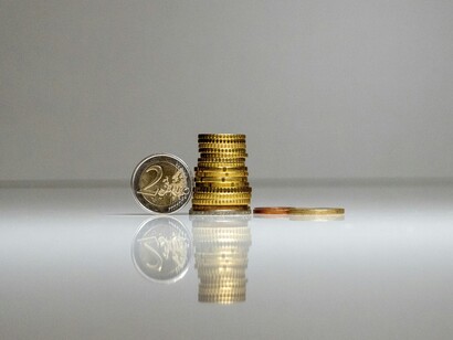 Le cause dell’inflazione possono essere interne, come l’aumento della domanda o dei costi di produzione, oppure globali, come le crisi energetiche e le guerre  