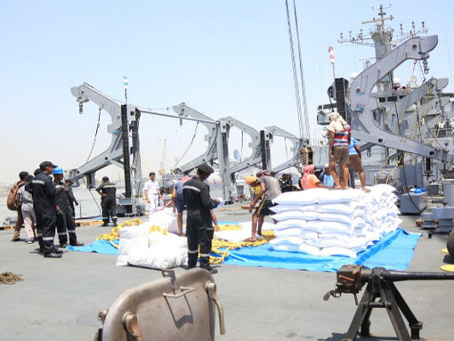 L'INS Magar a quitté Mumbai pour Port Beira avec 300 tonnes de matériel de secours, y compris des médicaments, de la nourriture, des vêtements, et un hélicoptère pour les opérations de secours, 28 mars 2019