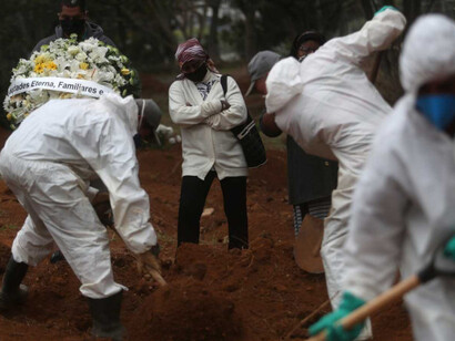 La mentira prevalece en el cinismo y la hipocresía del presidente para desconocer a los muertos e incluso bromear con ellos y sus familias