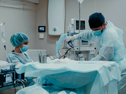 Personal médico preparándose para una intervención