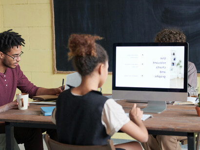 A educação online democratiza o ensino, superando barreiras e oferecendo flexibilidade para estudantes de diferentes locais e rotinas
