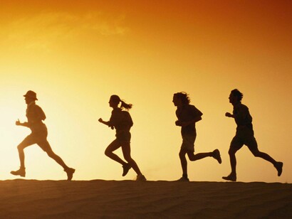 Grupo de "runners" al atardecer