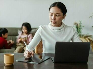 Nas classes mais altas, a presença de serviços terceirizados pode aliviar parte das tarefas domésticas, mas não elimina as pressões sociais. Mulheres em cargos de liderança enfrentam a necessidade constante de provar competência em ambientes competitivos. Ao mesmo tempo, continuam sendo cobradas para manter participação ativa na vida familiar. A busca por desempenho impecável no trabalho e dedicação plena à família gera uma tensão permanente