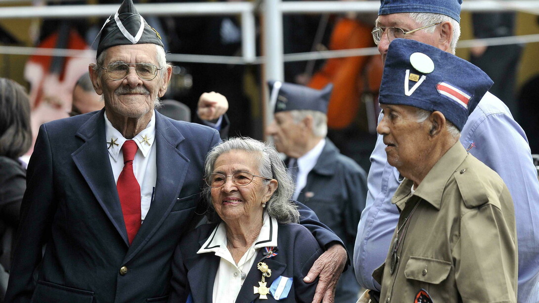 Excombatientes celebrando el acto del 1 de diciembre en 2011