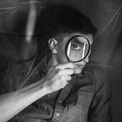Mentre inseguiamo l'ennesimo dettaglio macabro, rischiamo di non accorgerci che la scena del crimine più trascurata è diventata la nostra stessa quotidianità