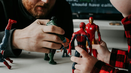 Descubra como a interação entre heróis e vilões em histórias fictícias reflete dilemas morais do mundo real. Explore a complexidade das narrativas e a popularidade dos anti-heróis na cultura contemporânea, desafiando conceitos tradicionais de ética e heroísmo