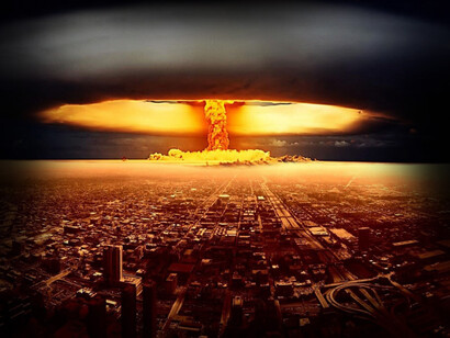 Ilustración de la onda expansiva de una bomba nuclear en medio de una ciudad