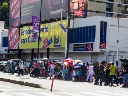 Cientos de venezolanos hacen cola ante un supermercado