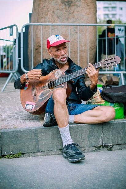 Una delle cose che più mi affascina della musica è proprio la capacità di rimanere integra nella sua purezza, e di contaminarsi con strumenti all’avanguardia