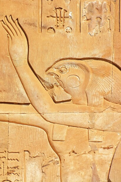 Sinuhe, il medico che resta intrappolato negli intrighi politico-religiosi della cosiddetta era amarniana