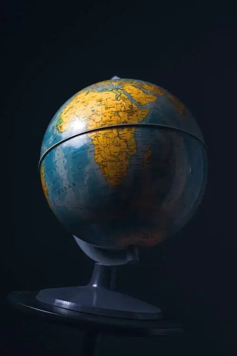 Surriscaldamento globale e cambiamenti ambientali, epidemie, guerre e crisi umanitarie. Siamo ciclicamente sull’orlo di quel famoso baratro
