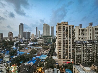 Paysage urbain de Mumbai en Inde : symbole d’un monde multipolaire où prospérité financière et précarité quotidienne partagent le même horizon