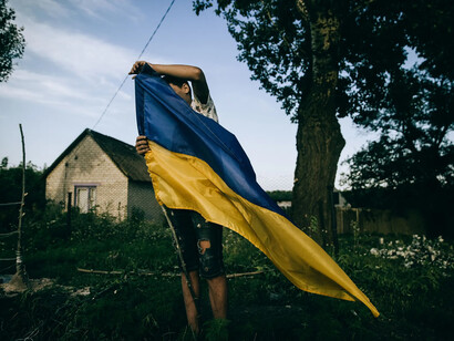 Julia Kochetova, A teenager is setting a checkpoint in the village of Zelene in the Kharkiv region, 2022. Courtesy of Foam