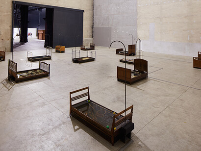 Chen Zhen, Jardin-Lavoir, 2000, Veduta dell’installazione, Pirelli Hangar Bicocca, Milano, 2020 © ADAGP, Parigi. Courtesy Pirelli Hangar Bicocca, Milano, e Galleria Continua, foto Agostino Osio