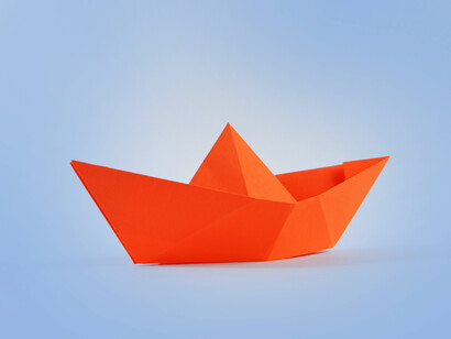 Barco de papel naranja
