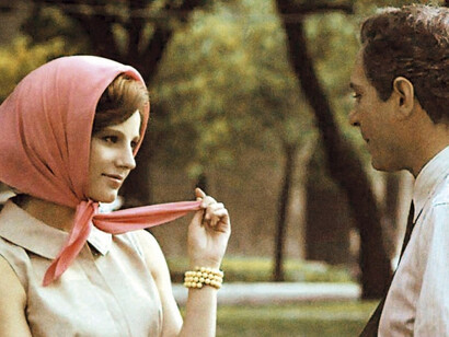 Stefania Sandrelli e Nino Manfredi in una scena del film "C'eravamo tanto amati" 