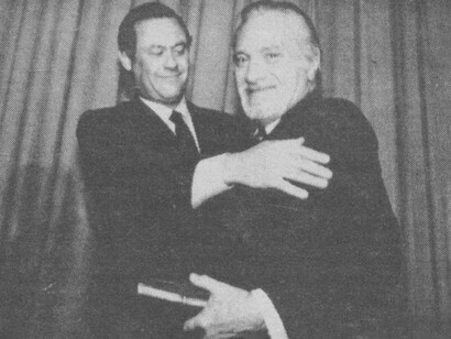 Enrique Campos Menéndez recibe de manos del Ministro de Educación, Sergio Gaete, el Premio Nacional de Literatura, 1986
