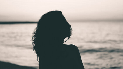 Algo le falta. Algo que no encuentra en el cielo abierto ni en los árboles altos, ni siquiera en el viento que la sostiene