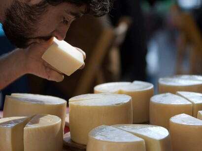 Degustando el queso Idiazábal