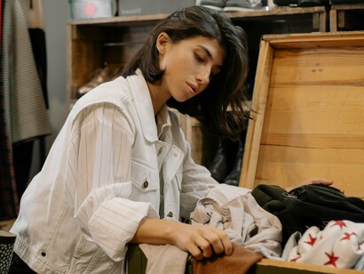 Mulher escolhe roupas em brechó. Acontece que o contato com a moda passou a ser muito mais rápido com o surgimento de redes sociais e o compartilhamento cada vez mais rápido das tendências que saiam das passarelas, eventos que por muito tempo foram exclusivos e cada vez mais passaram a ser transmitidos ao vivo e atualmente diversos vídeos virais são consumidos, estes resumem rapidamente tudo que acontece nas semanas de moda e o que esperar como mais desejado na moda nos próximos tempos