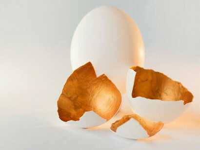 Gusci d'uovo con l'interno dipinto in oro. Nella consueta corrispondenza microcosmo-macrocosmo, l'"embrione d'oro" è in gestazione all'interno dell'"uovo del mondo"