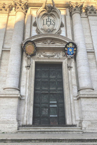 Sobre la puerta central domina el escudo del escultor manierista Bartolomeo Ammannati