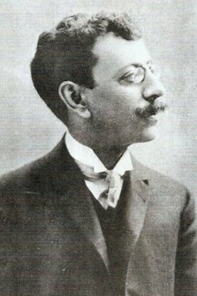 Olavo Bilac em retrato de perfil. Um dos principais nomes do parnasianismo brasileiro, o poeta valorizou o rigor formal e o trabalho cuidadoso com as palavras, princípios celebrados em Profissão de fé, poema citado no artigo como exemplo da valorização do ornamento na construção do discurso