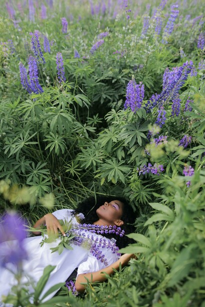 Ragazza stesa in un campo di lavanda