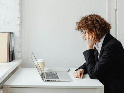 Artificial intelligence is presented as a promise of progress, but in its actual deployment, it functions as a tool of control and displacement of human deliberation