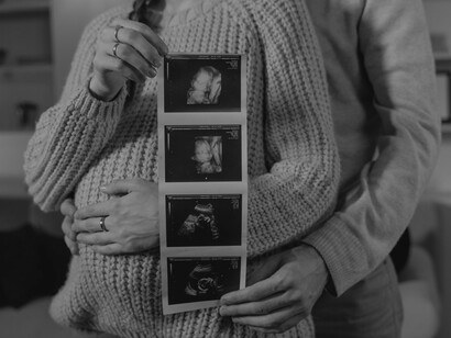 Afinal, qual seria o lugar da mulher no que é considerado feminino, se não seguir esse curso “natural”? Segundo tal autora, a mulher que não alcança esses ideais — casar-se, ter filhos e cuidar deles — carrega consigo um estigma, resultado das expectativas sociais e culturais que lhe são impostas