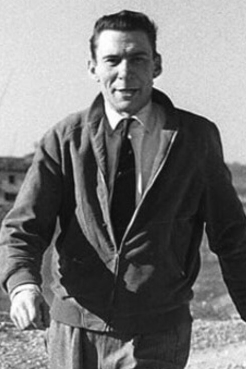 Pur avendo vissuto una vita breve, Fenoglio ha lasciato un’impronta indelebile nella letteratura italiana, esplorando temi universali come il coraggio, il senso del dovere e la lotta per la libertà