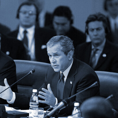 Trotzdem hat die US-Regierung schon seit einiger Zeit Klimaschutzmaßnahmen ausgehöhlt. Unter George W. Bush zog sie sich vom Kyoto-Protokoll zurück, unter Barack Obama wurde ein Fracking-Boom gefördert. Bild George W. Bush im Jahr 2002 während des Treffens des NATO-Russland-Rates auf dem Luftwaffenstützpunkt Practica di Mare in der Nähe von Rom, Italien